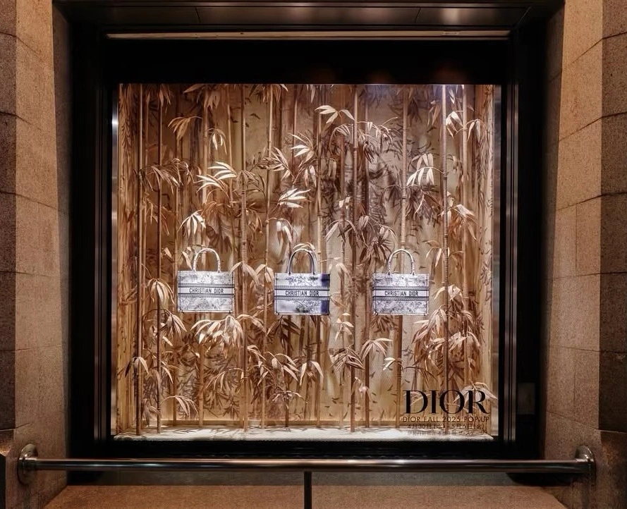 DIOR Autumn Window Display, window design, window display
