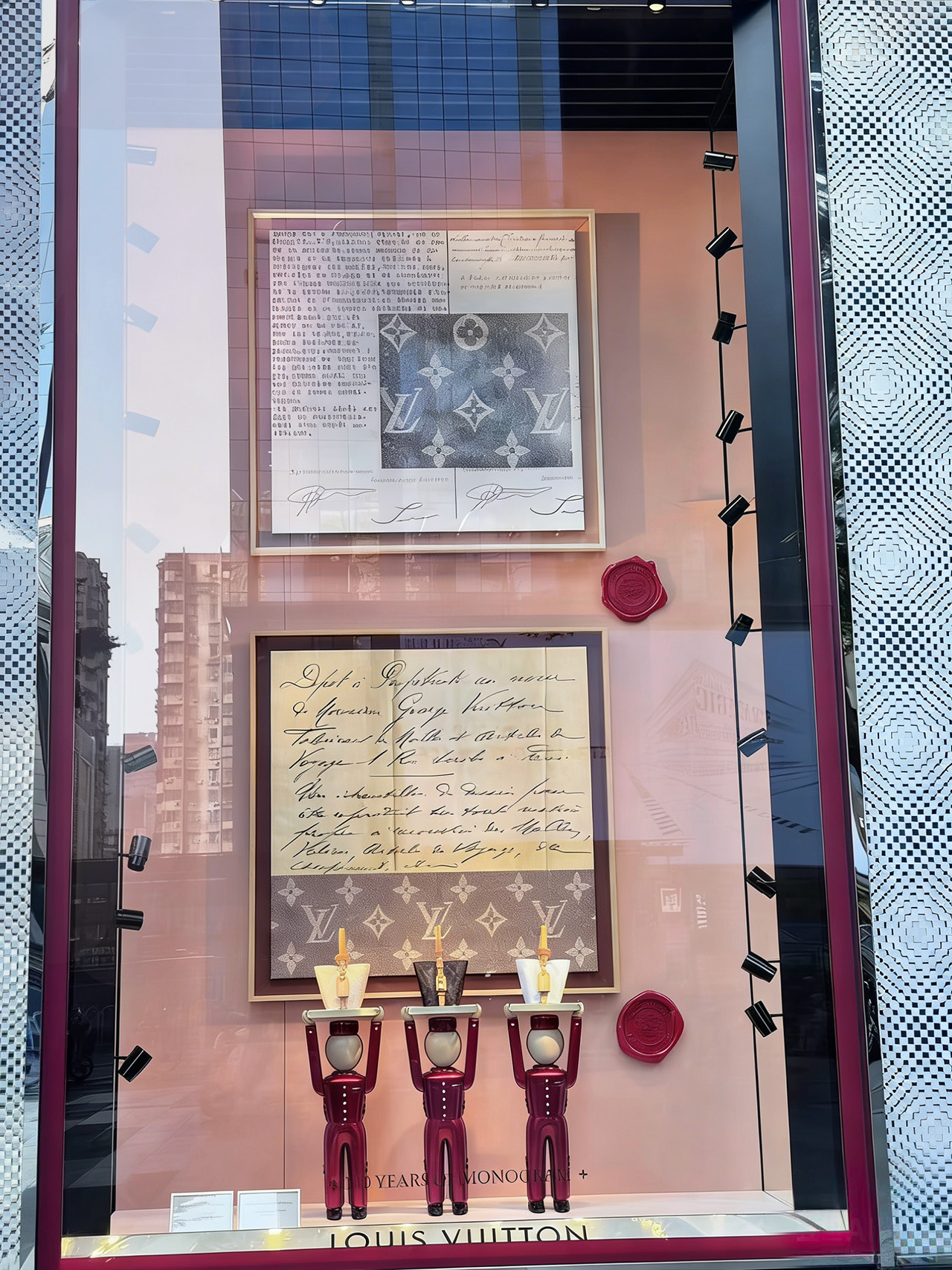 shop window display, storefront window display, Louis Vuitton window display