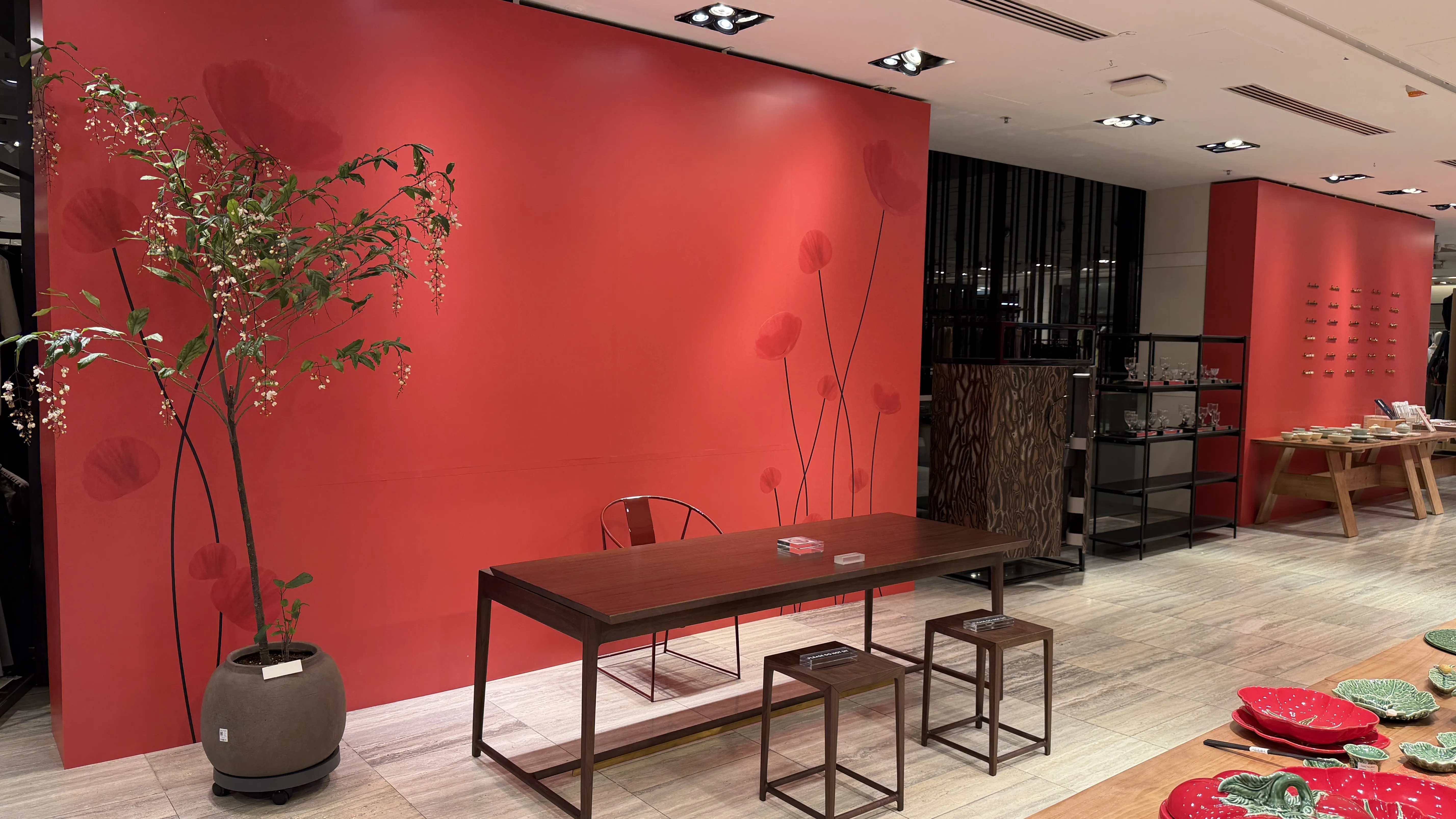 New Year Store Decoration Refresh in Shopping Mall