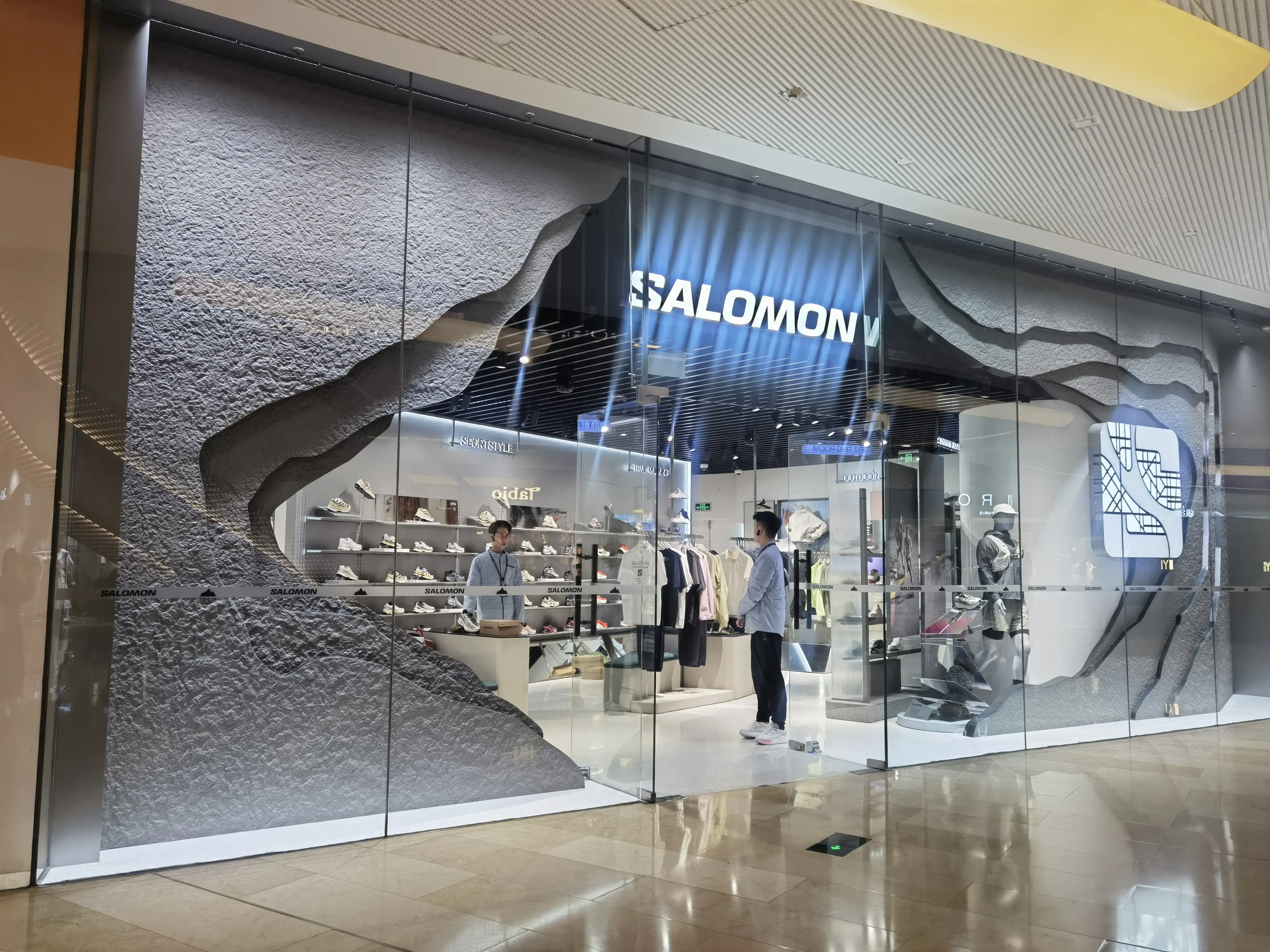 SALOMON Spring/Summer retail window display props