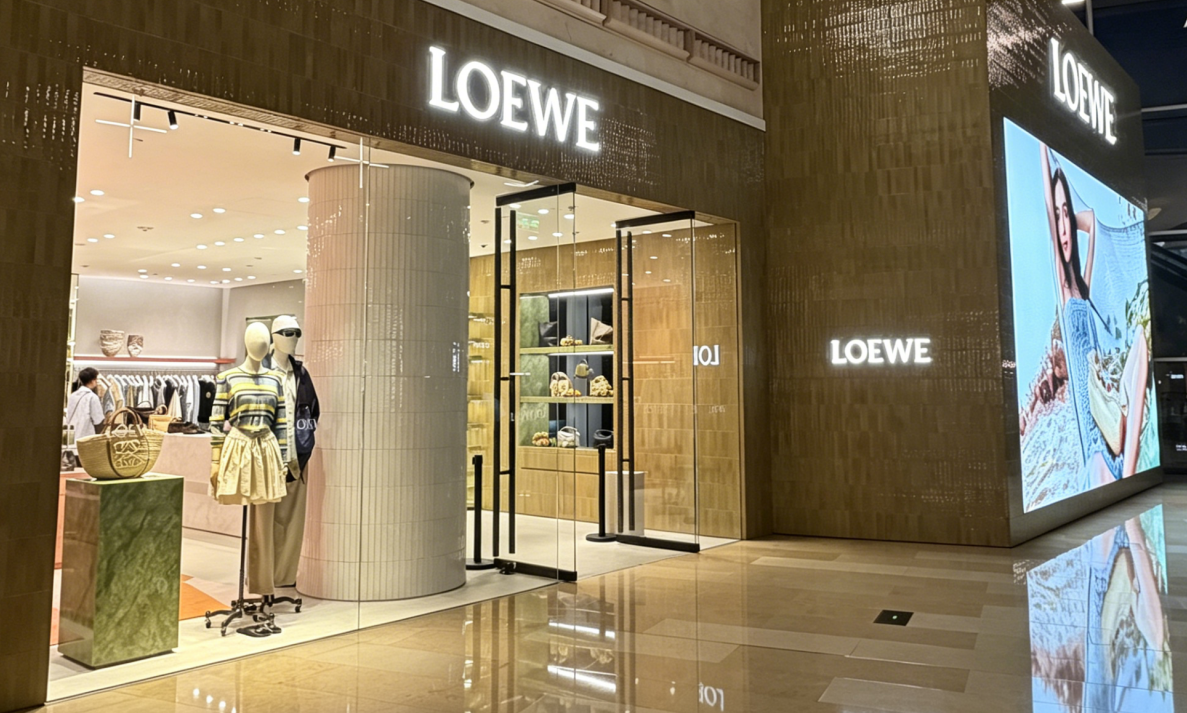 LOEWE Retail window display