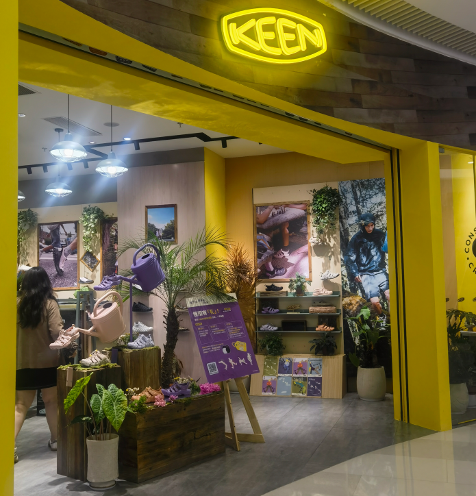 KEEN Spring/Summer retail window display props