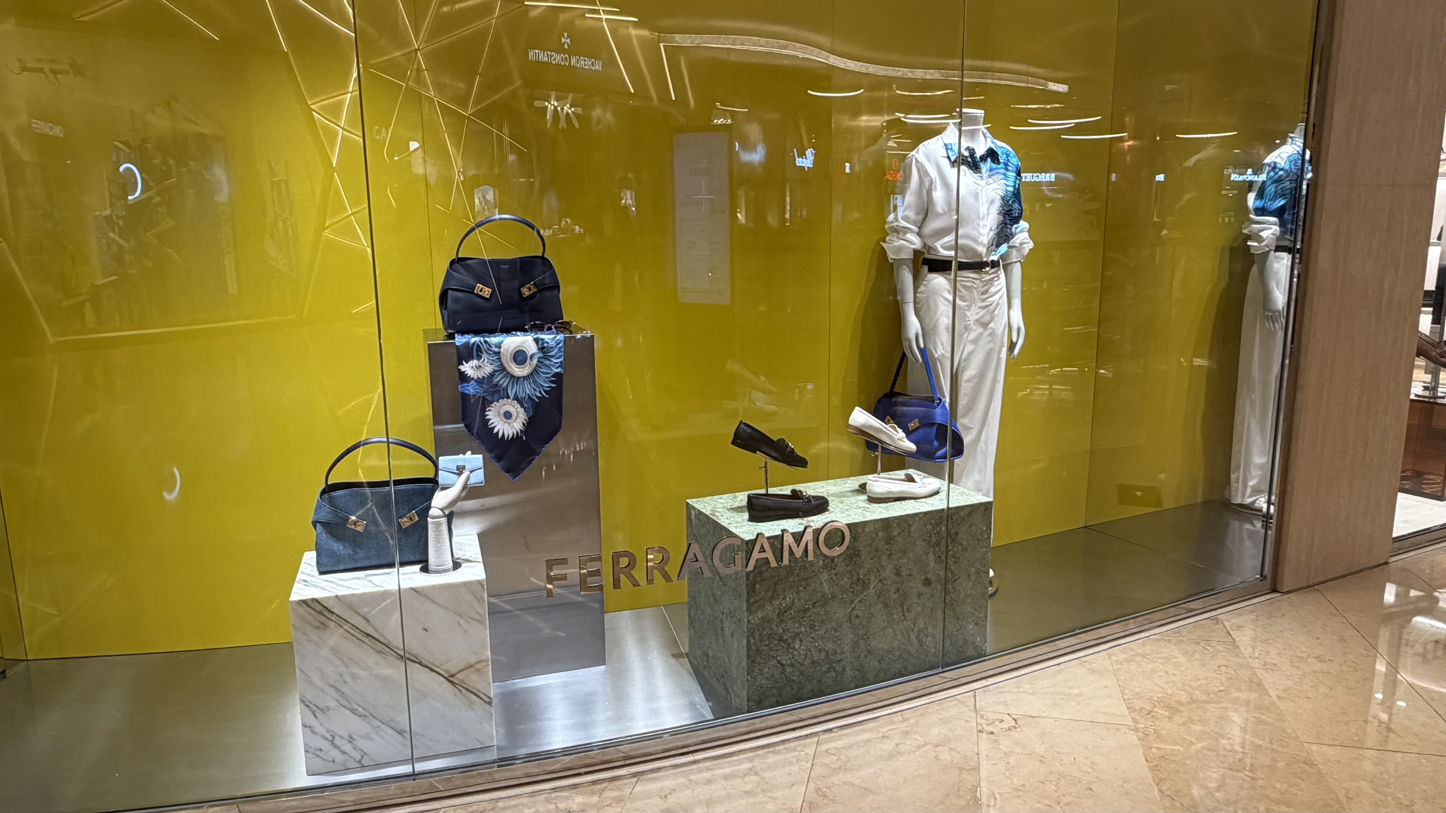 Ferragamo春夏橱窗展示案例