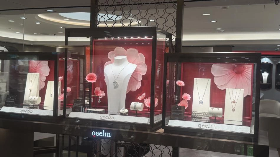 Qeelin Spring/Summer retail window display props