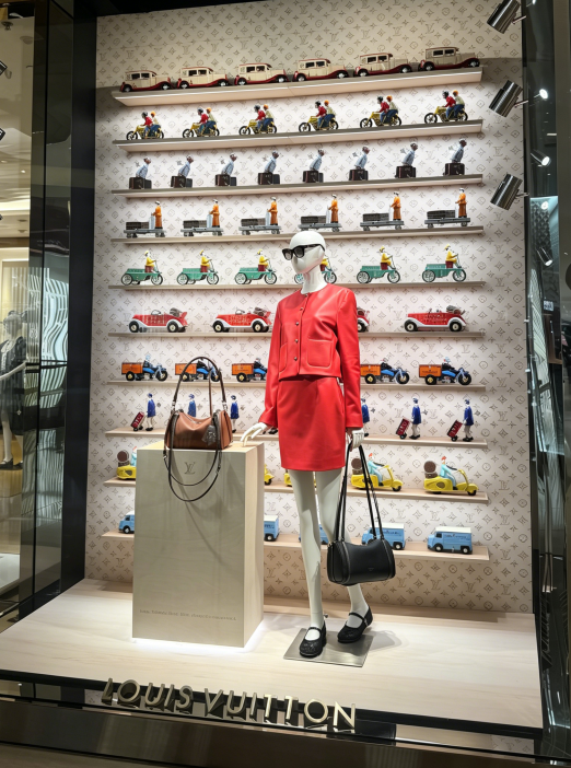 louis Spring/Summer retail display props