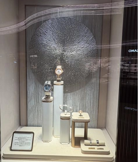 Qeelin Spring/Summer retail window display props case