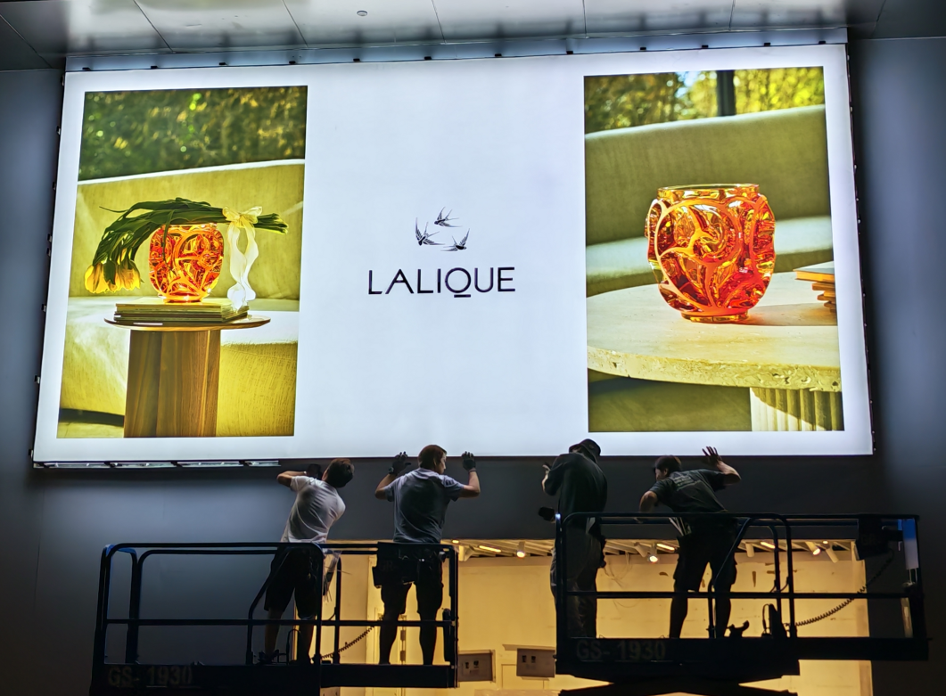 store luminous display props
