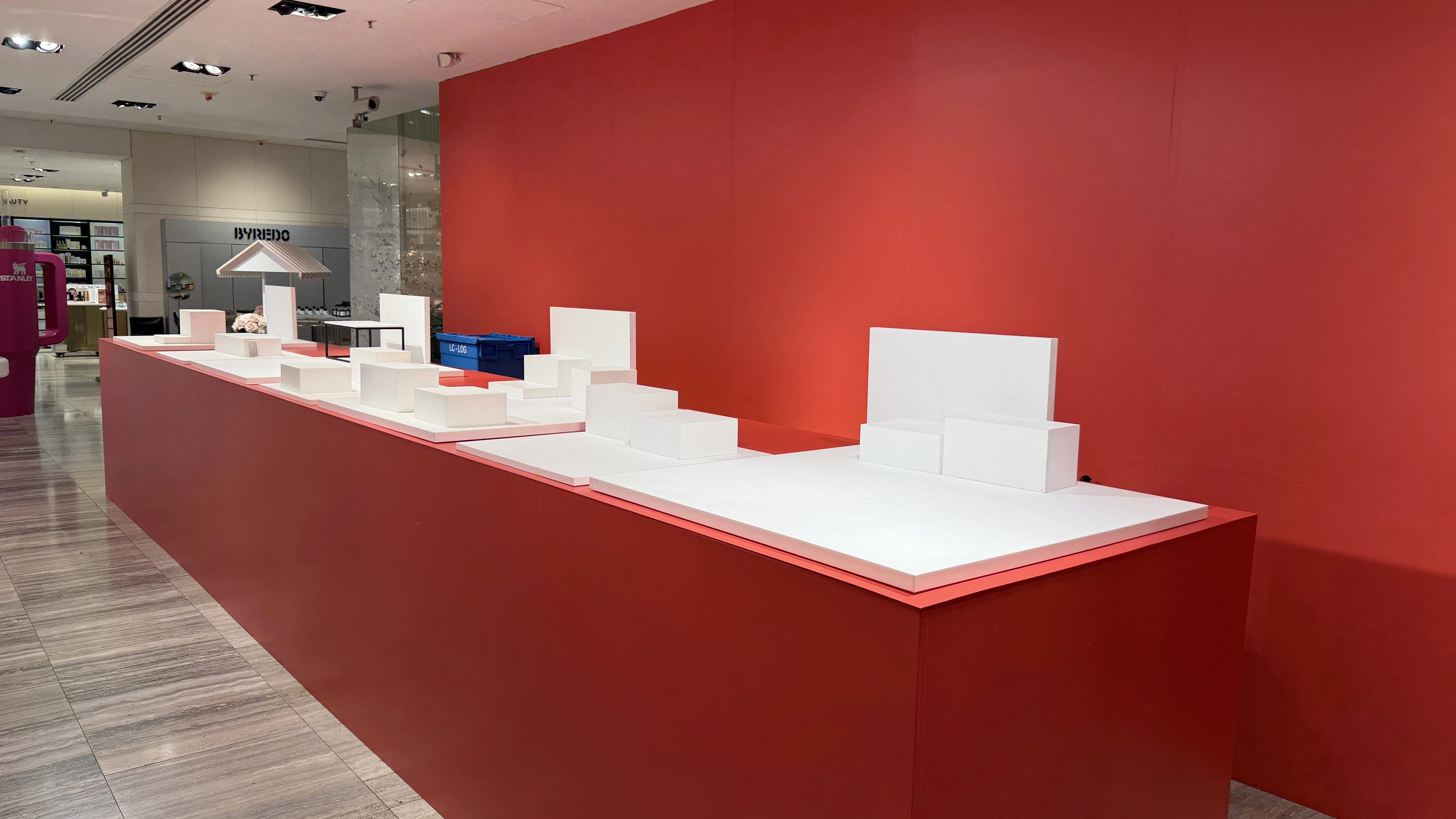Tailored retail fixture with frosted acrylic props